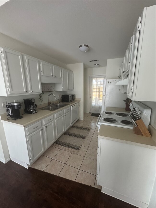 Building Photo - 462 Mimosa Ln