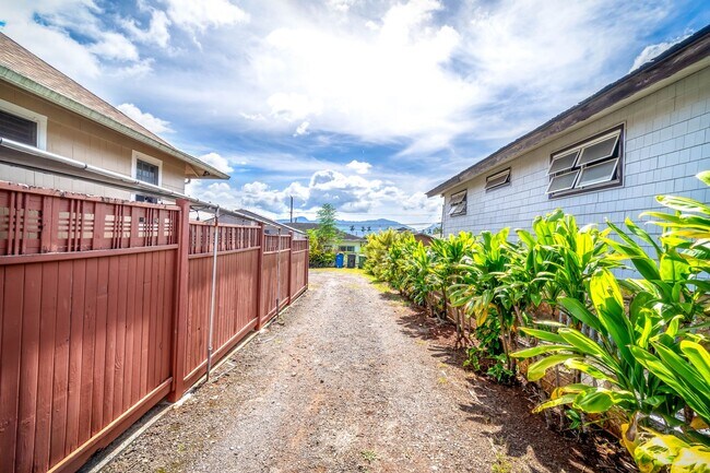 Foto del edificio - WAHIAWA TOWN: 4-BED, 2-BATH AVAILABLE EARL...