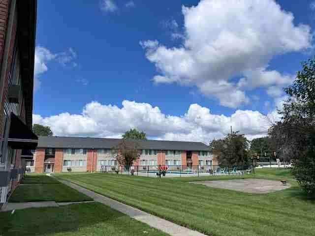 Foto principal - 1879 W 13 Mile Rd