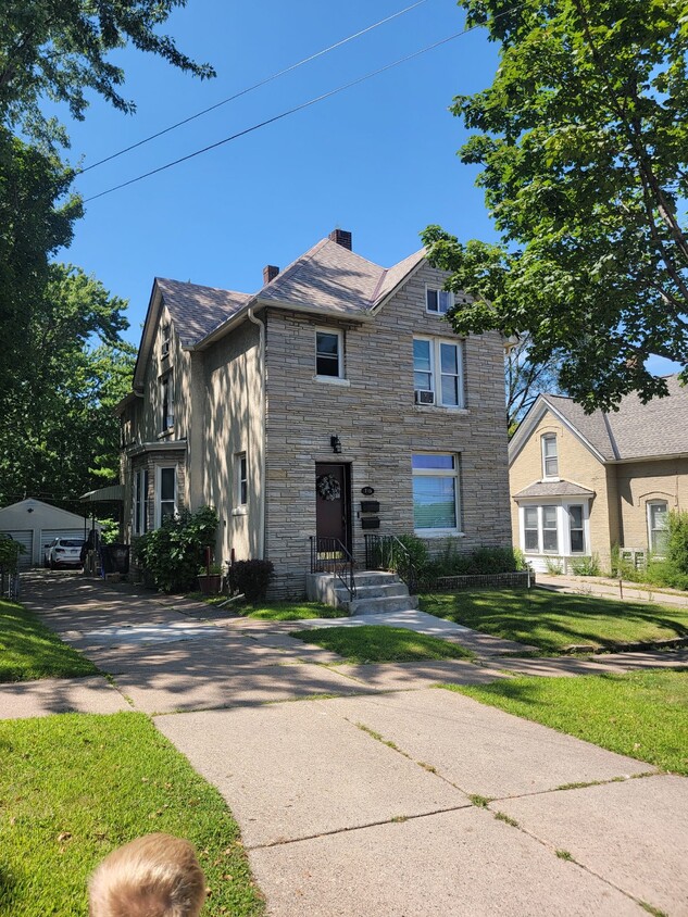 Primary Photo - New carpet, new paint. 1 bedroom in upper ...