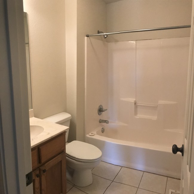 Cuarto de baño completo en planta superior - 826 Parkview