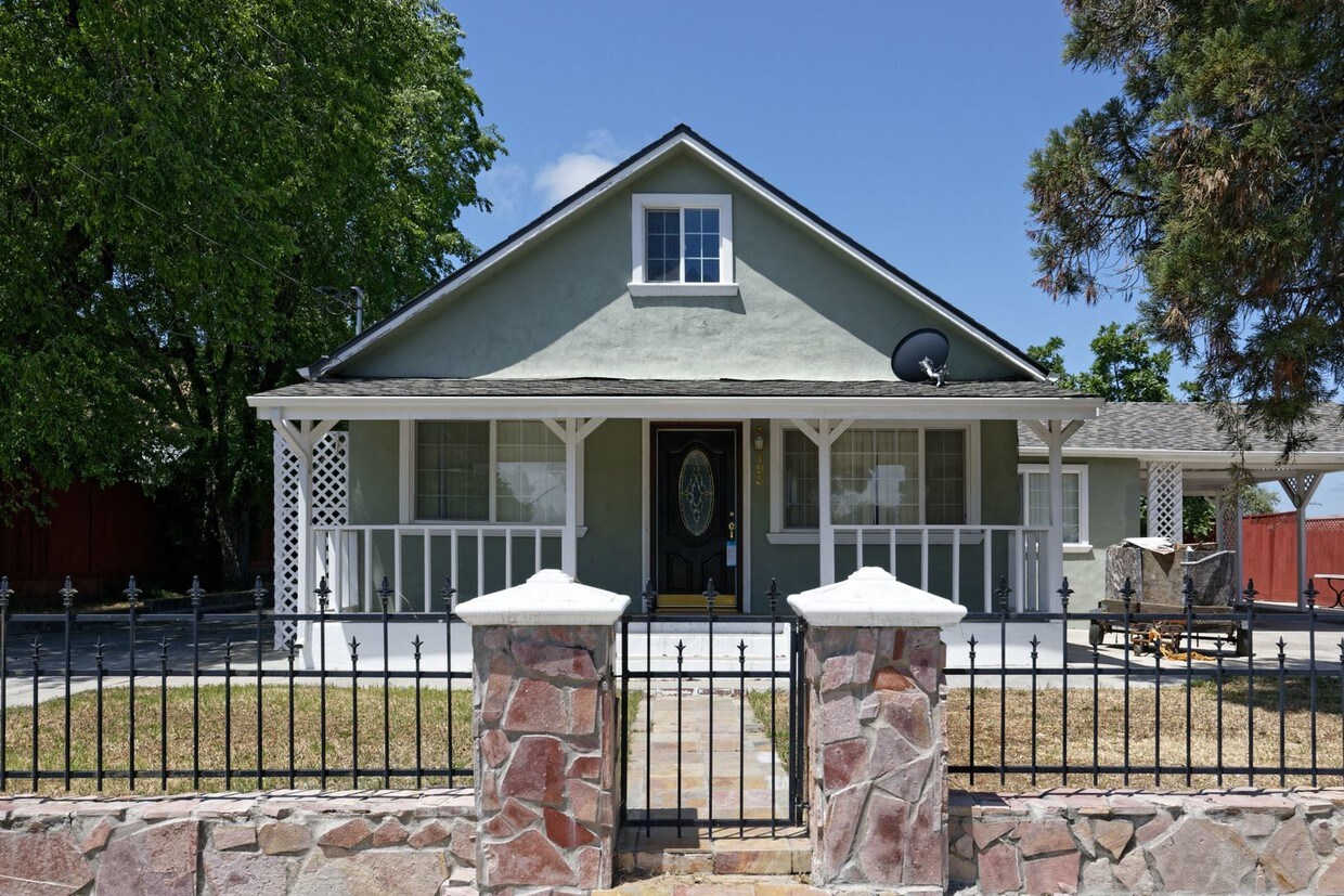 195 Sanchez Dr Unit B, Hill, CA 95037 Room for Rent in