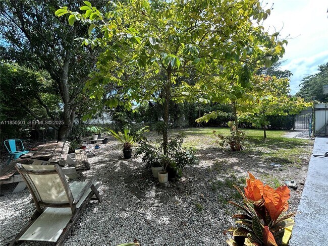 Foto del edificio - 110 NE 56th St