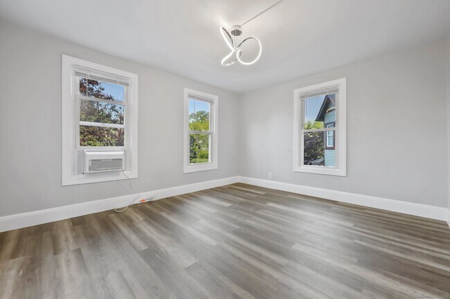 Building Photo - 37 Quintard Ave