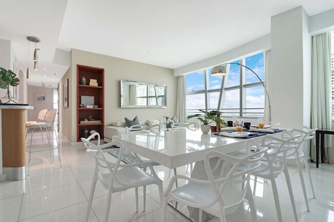 Building Photo - 1395 Brickell Ave