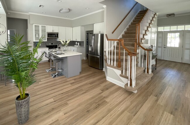 Building Photo - Entertainers Dream Home! 3 bedroom, 3 bath...