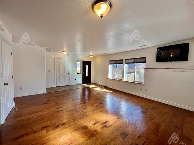 Foto del edificio - Home for Rent in New Castle - Water, Sewer...