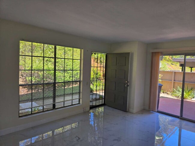 Foto del edificio - Spacious 3-bed, 2-bath condo is located in the heart of UTC, right on the UCSD bus line! It featu...