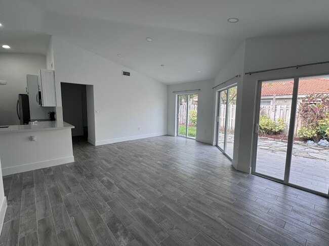 Foto del edificio - 5593 NW 102nd Pl