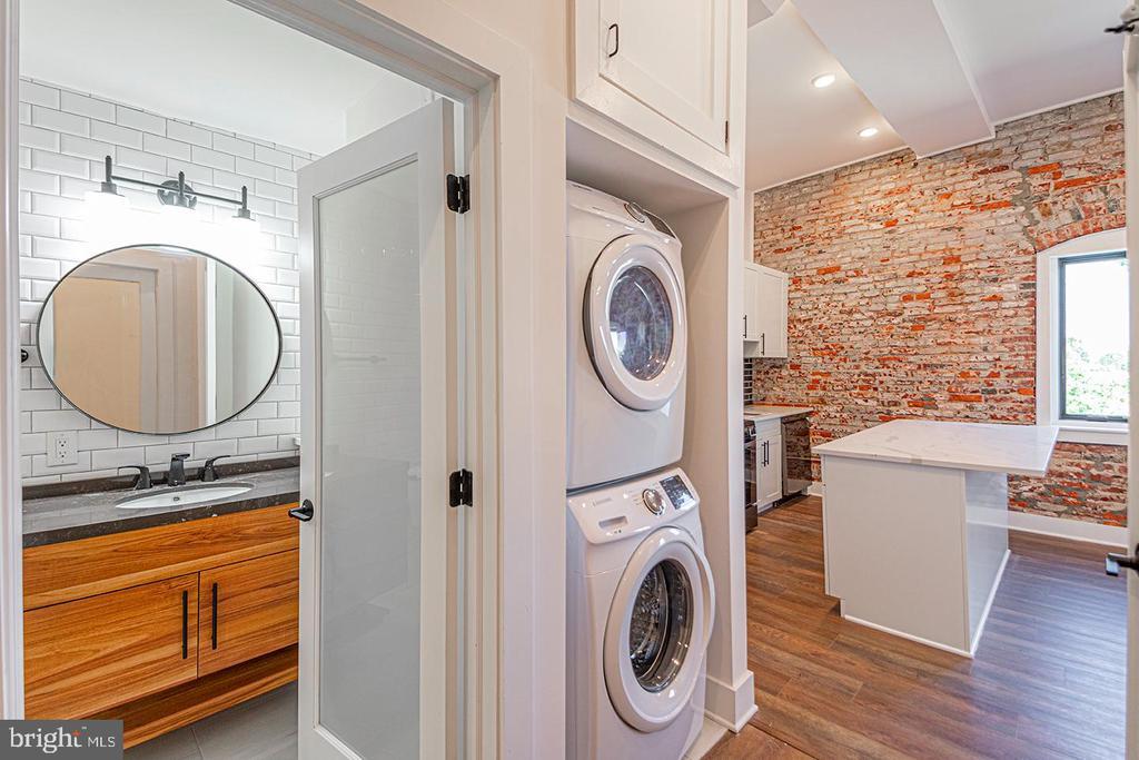 Primary Photo - 1211 Bainbridge St