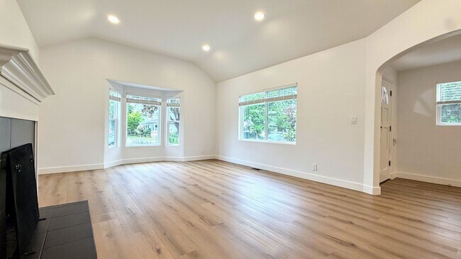 Foto del edificio - 3BD/2BA - Charming Updated Rose Garden Home Near The Alameda