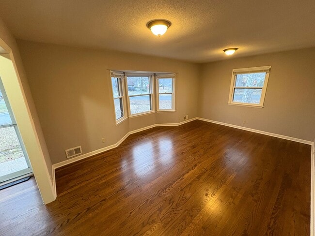 Building Photo - Do NOT Miss this Great Grandview Home!-3 Bed / 2 Bath Split-Entry on a Huge Corner Lot w/ Fenced ...