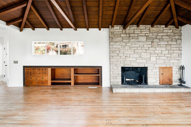 Building Photo - 2693 Glendower Ave