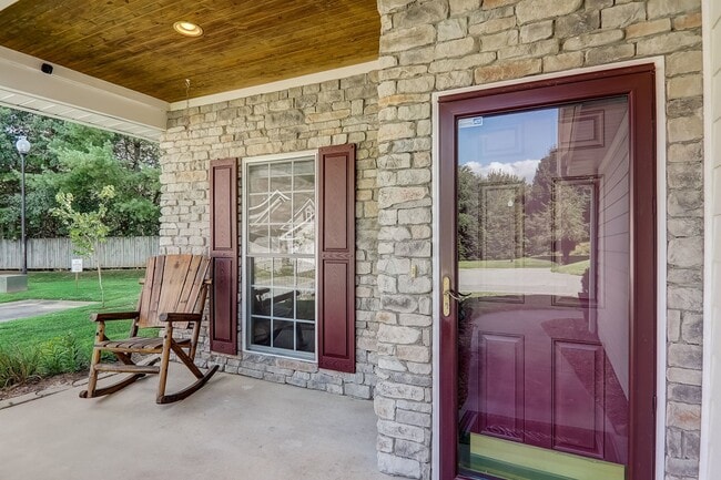 Building Photo - 893 W Pointe Dr