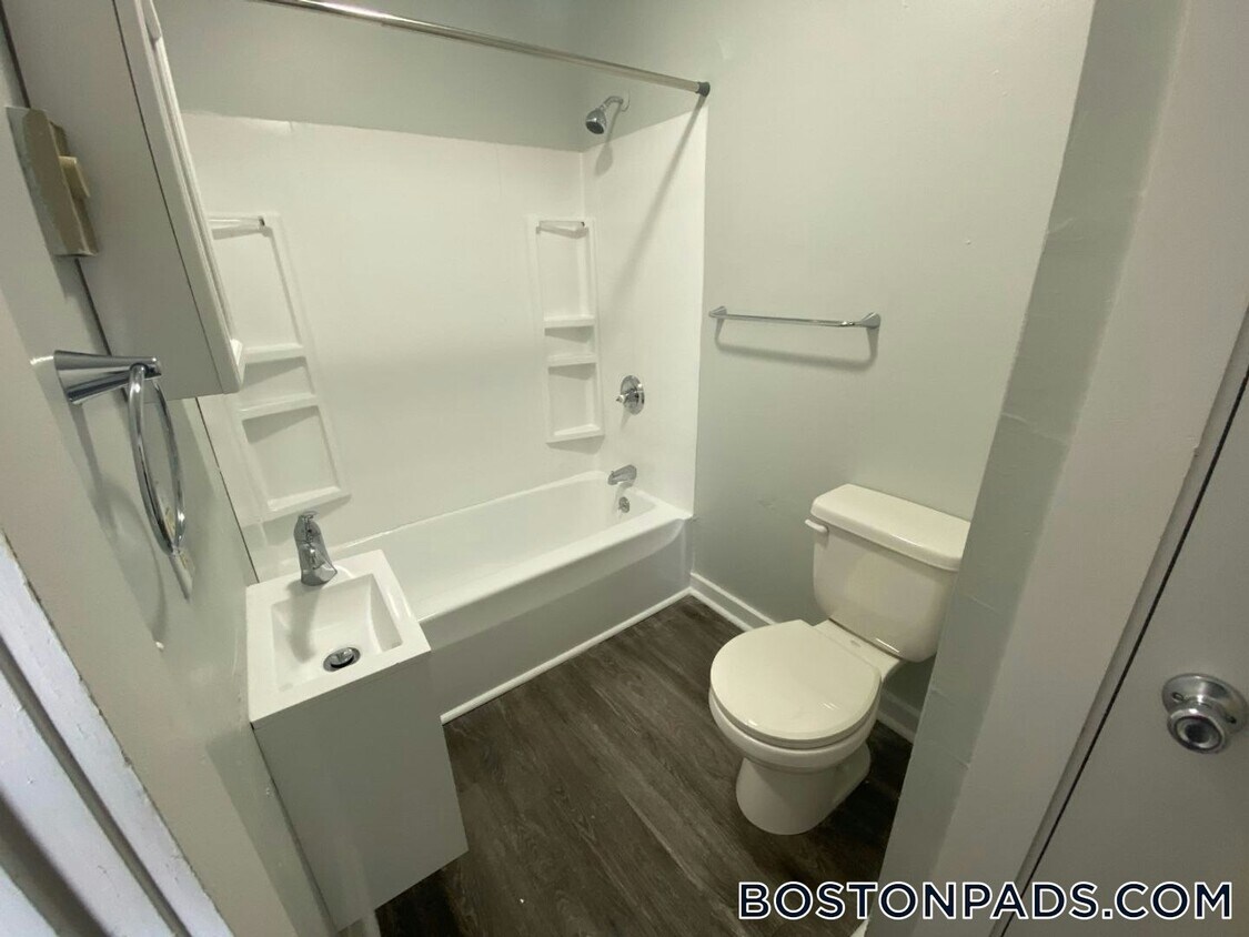 Building Photo - 76 Franklin St