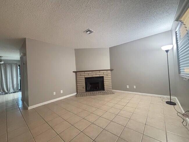 Building Photo - 2 Bed |1 Bath Multi-Family Unit with Private Backyard for Rent – North Las Vegas