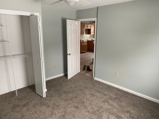 Main bedroom - 204 Kay Cir