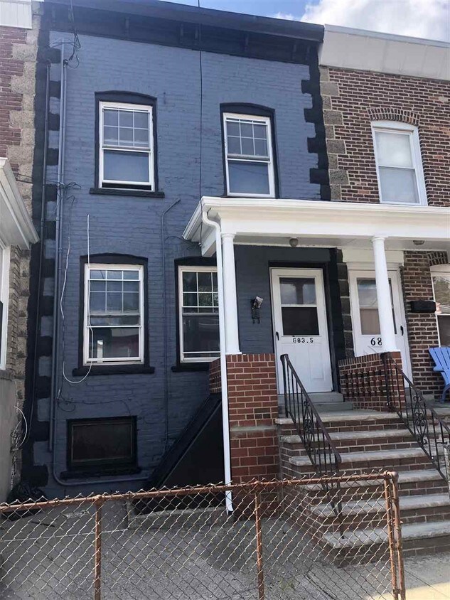 Foto principal - 683-1/2 Chestnut St