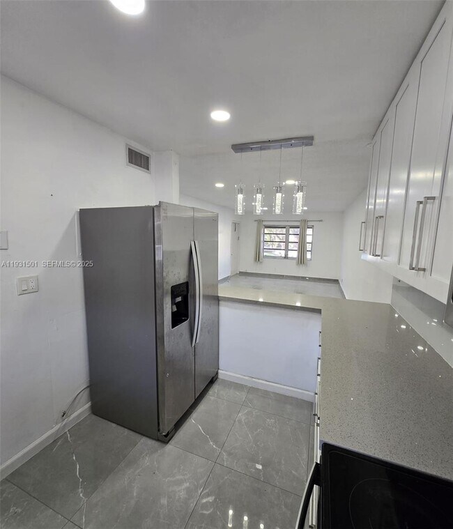 Building Photo - 5130 SW 40th Ave