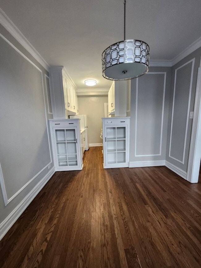 Building Photo - Edgewater Studio with Heat and Cooking Gas Included ~ No Security Deposit ~ Cat Friendly