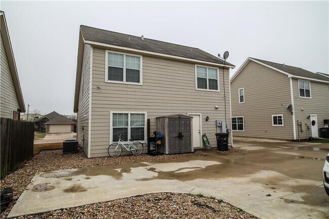 Building Photo - Spacious 4 Bed, 3 Bath in Horse Haven!