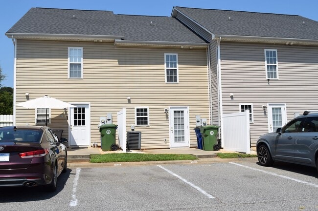 Building Photo - Spacious 2BR 2BA Townhome In Prime Location!