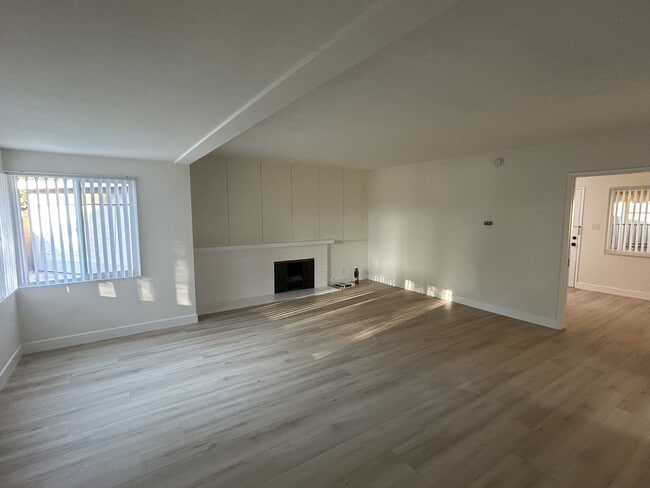 Building Photo - This Beautiful Updated 3 Bedroom 2 Bath Home is situated on a quiet Cul-de-Sac
