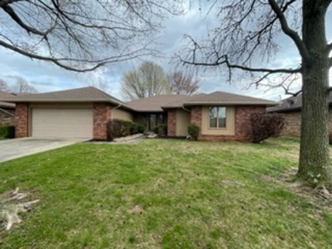 Building Photo - Great Location & Fabulous Back Yard!