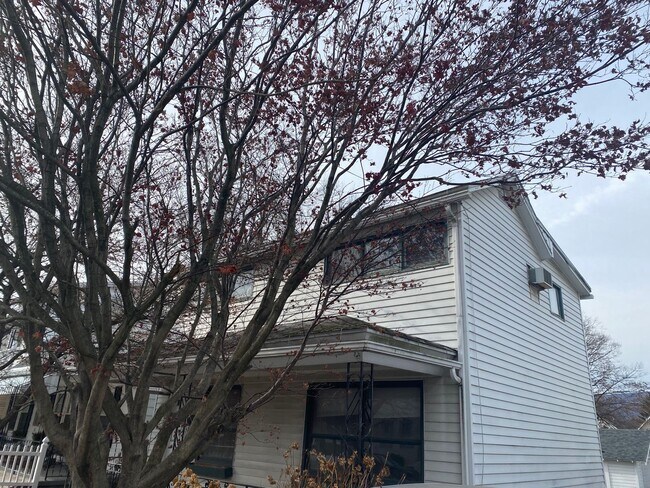 Building Photo - 3 Bedroom house available for pre lease