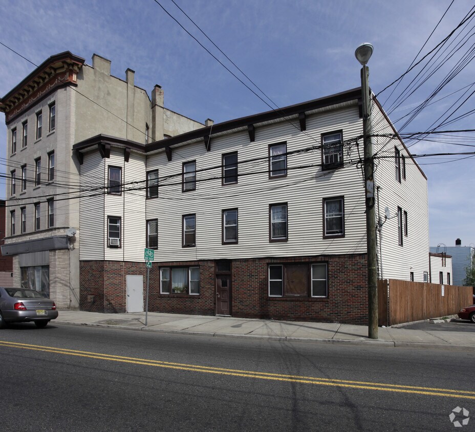Building Photo - 676 Summit Ave