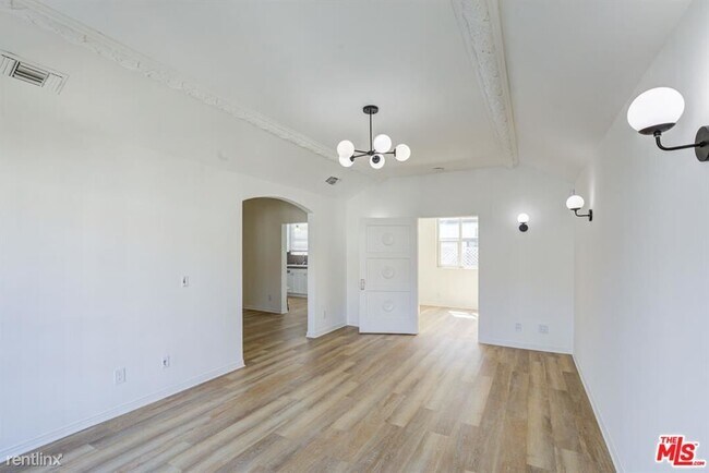 Building Photo - 2 br, 2 bath Condo - 322 S Reeves Dr Apt B