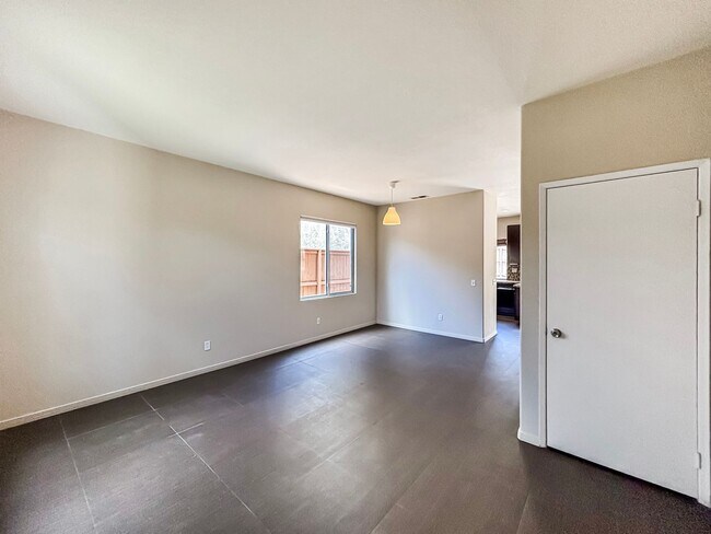 Foto del edificio - Beautiful 4BD/2.5BA House in Eastlake W/ O...
