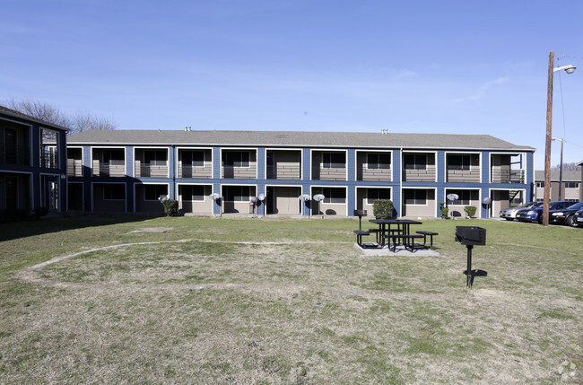 Courtyard - Wheatland Gardens