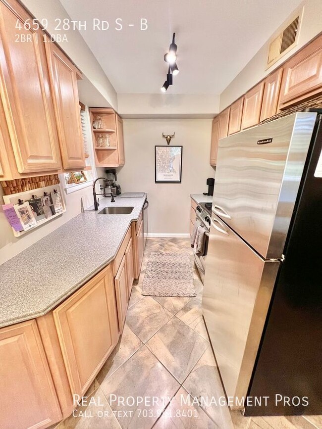 Building Photo - Stunning Shirlington Corner Unit With Priv...