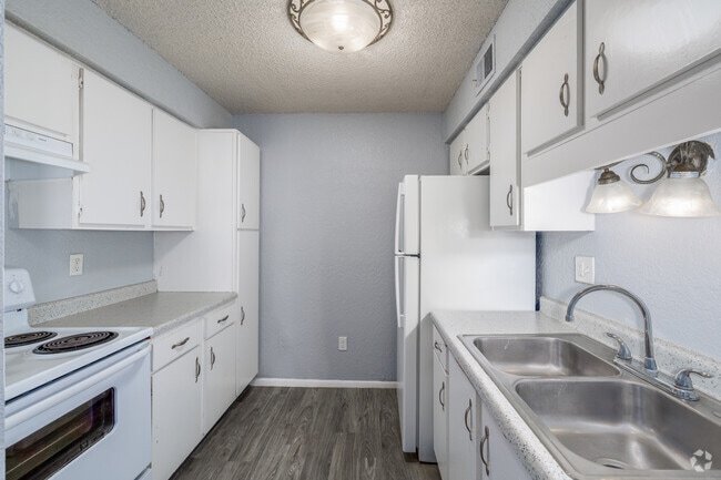 2BR, 1BA - 925SF - Kitchen - Clear View