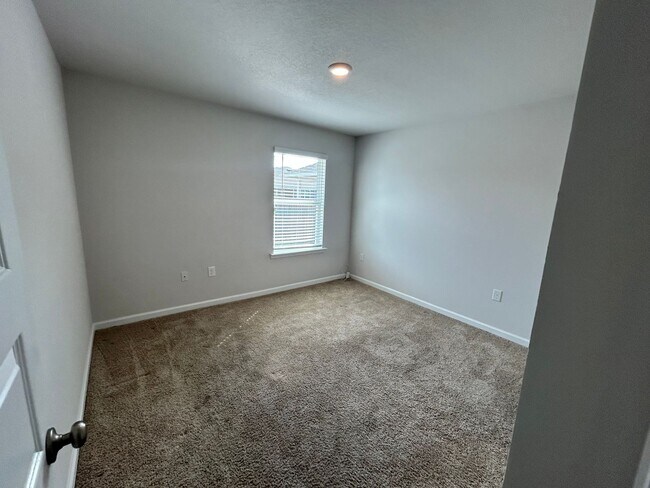 Building Photo - 5832 Viking Wy