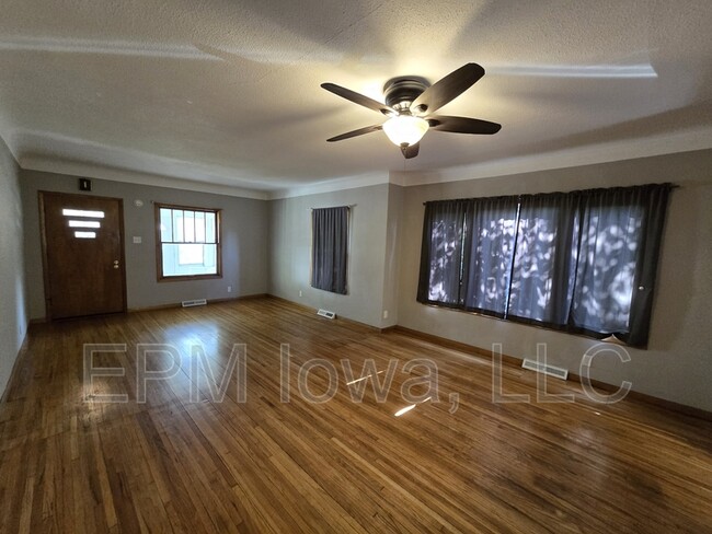 Building Photo - 1320 Leavitt St