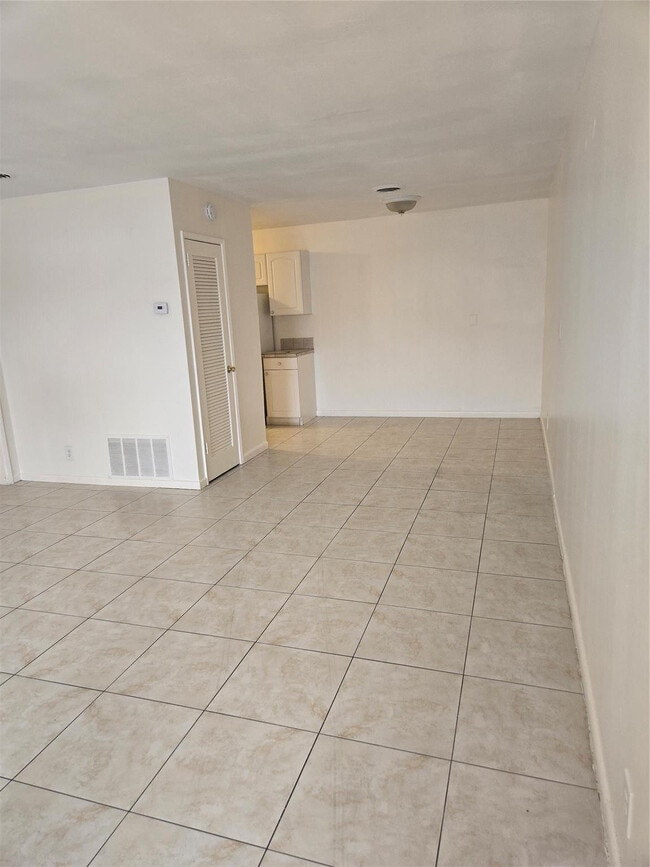 Building Photo - 1300 NW 61st Ave