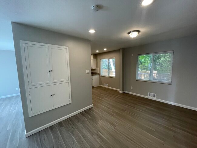 Foto del edificio - 6209 Brooks Dr