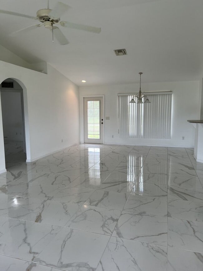 Foto del edificio - SPACIOUS 3Bd / 2 Ba SINGLE FAMILY HOUSE AVAILABLE