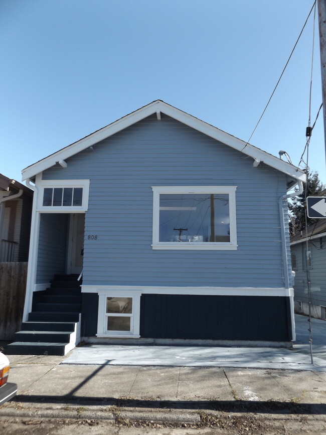 Building Photo - 808 McKenzie Ave