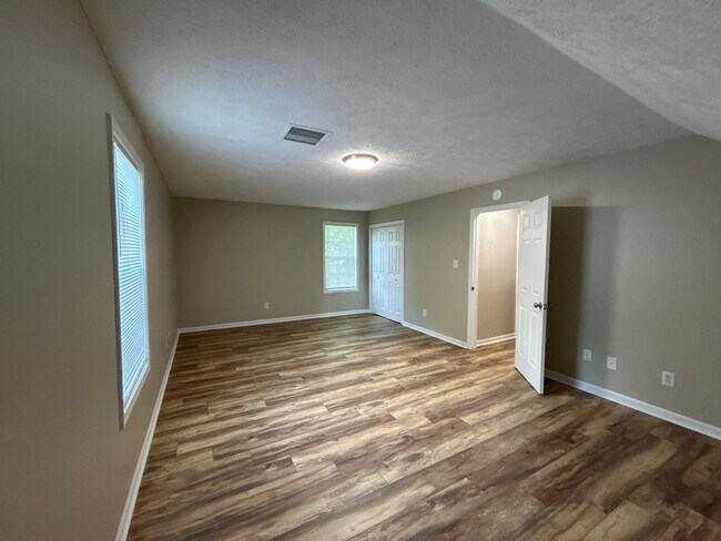 Foto del edificio - 258 Pleasant Plains Rd