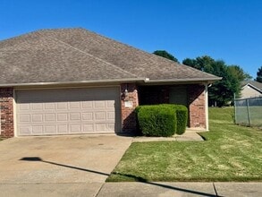 Building Photo - 1605 Evening Shade Dr