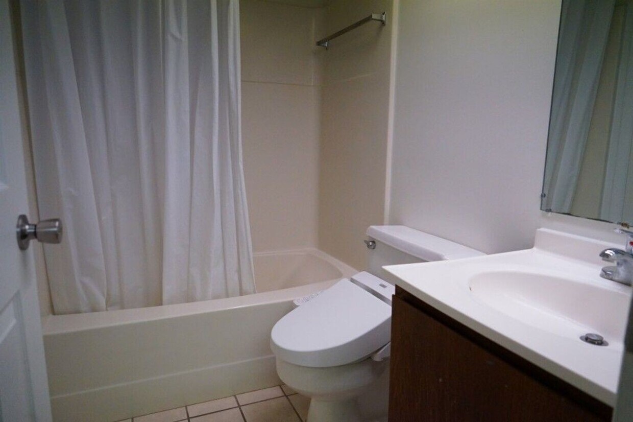 Foto principal - Immaculate 2 bedroom Loft Style Condo avai...