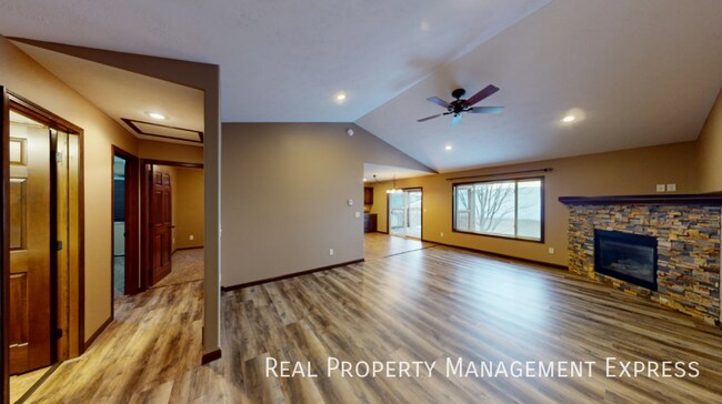 Foto del edificio - Modern 4 Bedroom 2 Bathroom Twin-Home in Tea
