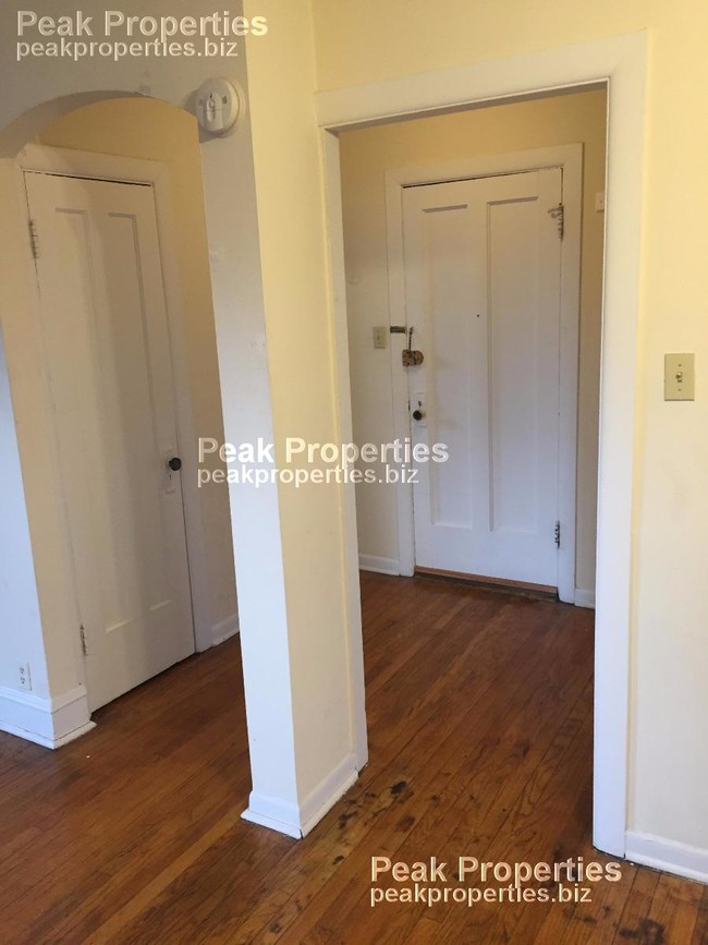 Building Photo - One Bedroom in Quiet Part of South Lakeview