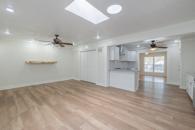 Building Photo - Beautiful Tech Terrace Home! Full of Chara...