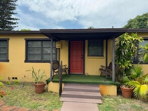 Building Photo - 2919 Poinsettia Ave