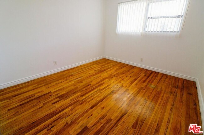 Foto del edificio - 7249 Bakman Ave