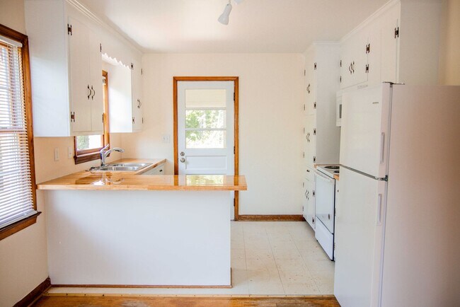 Foto del edificio - Spacious 3 Bedroom Near the Airport